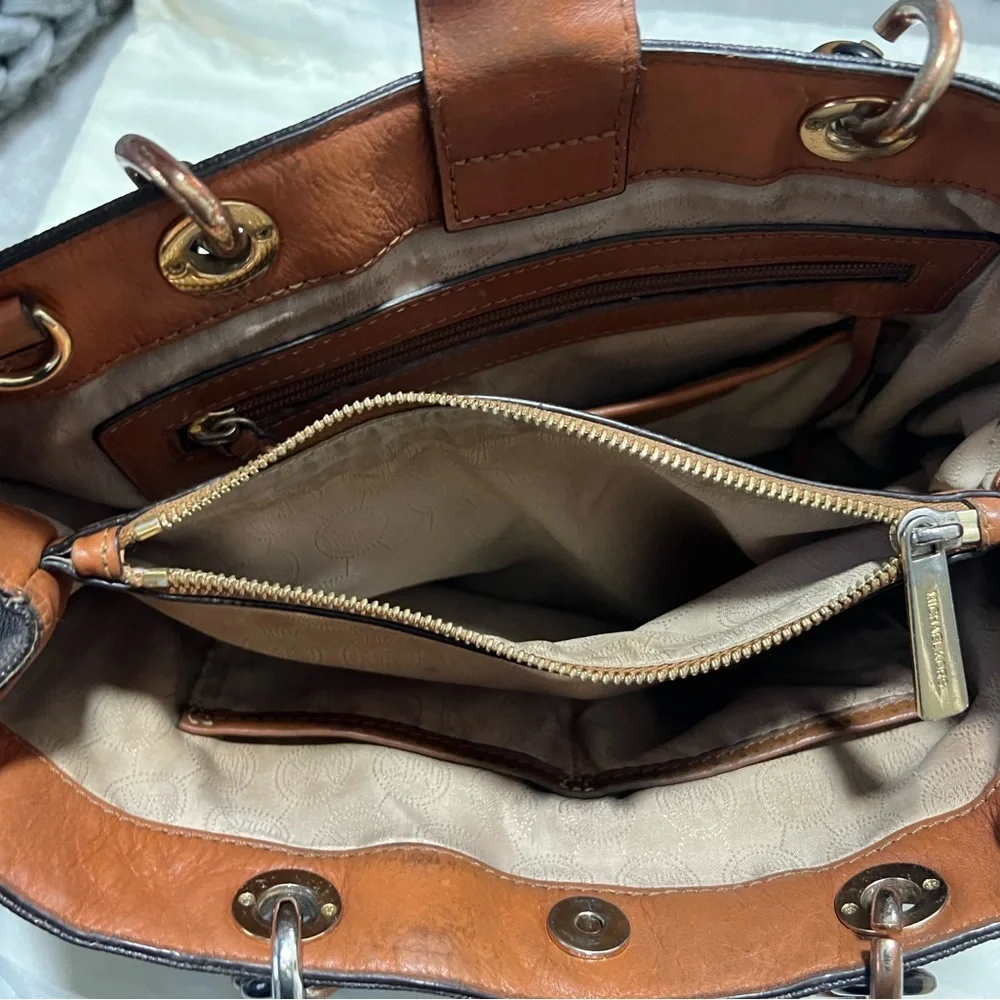 Micheal Kors Signature Tote - Picture 9 of 14